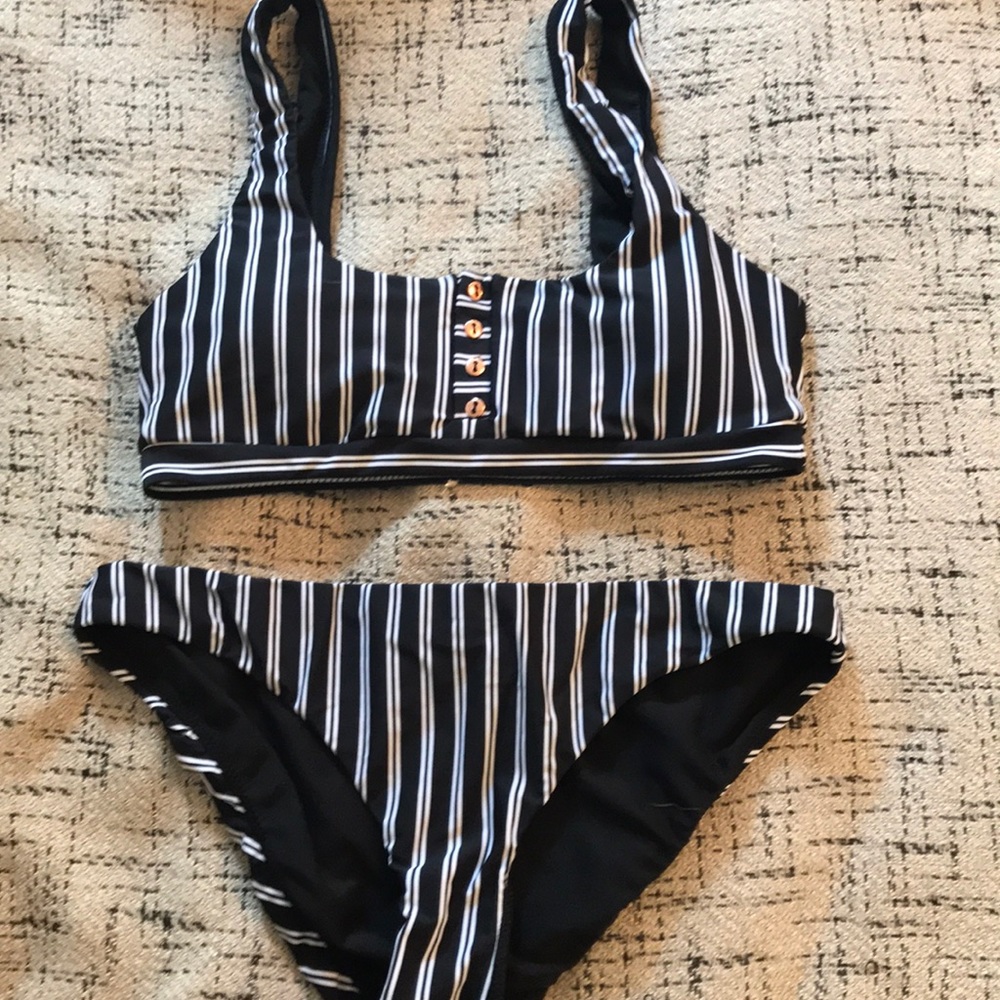 Raisins black and white striped bikini